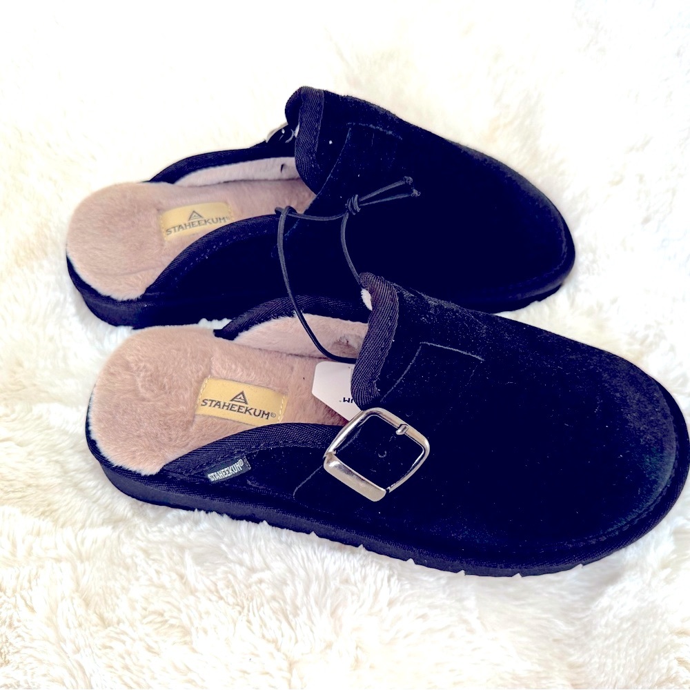 NWT Women's Black Clog, suede and plush interior.